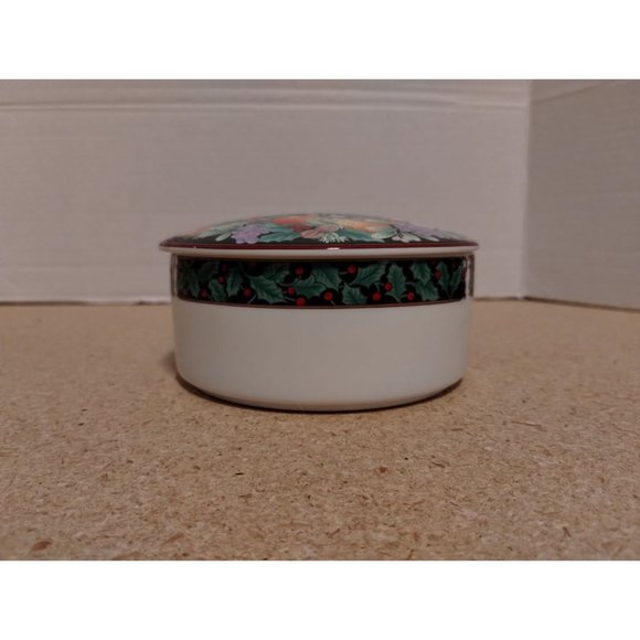 Mikasa Festive Wreath Trinket Box Maxima FX071 Japan 4 3/4" Round Christmas - Picture 6 of 6